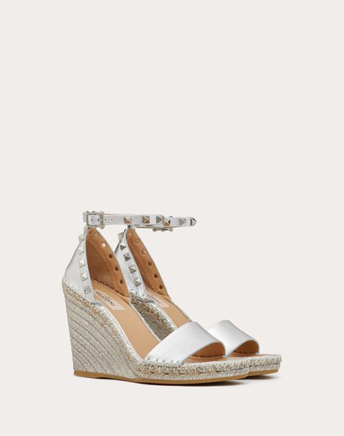 Valentino Garavani - Sandalia Rockstud Double De Cuero Napa Metalizado Con Tacón En Cuña De 95 mm - Plata - Mujer - Alpargatas Y Cuñas