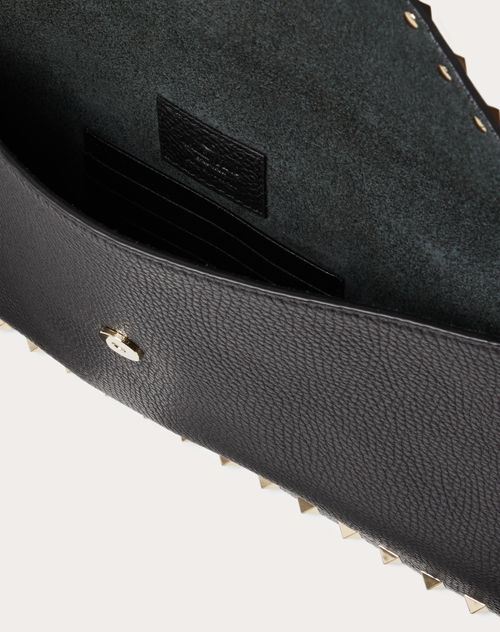VALENTINO GARAVANI: Rockstud clutch in grained leather - Black