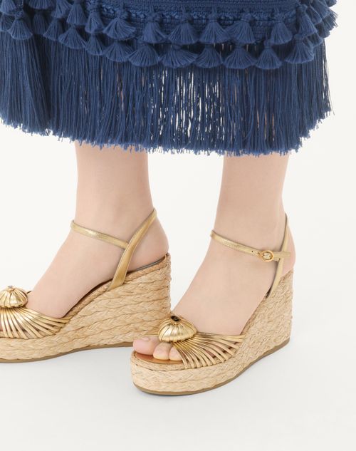 Valentino Garavani - Royal Wedge Sandal In Metallic Nappa Leather 100mm - Antique Brass - Woman - Shelf - W Shoes - Sandal Royal