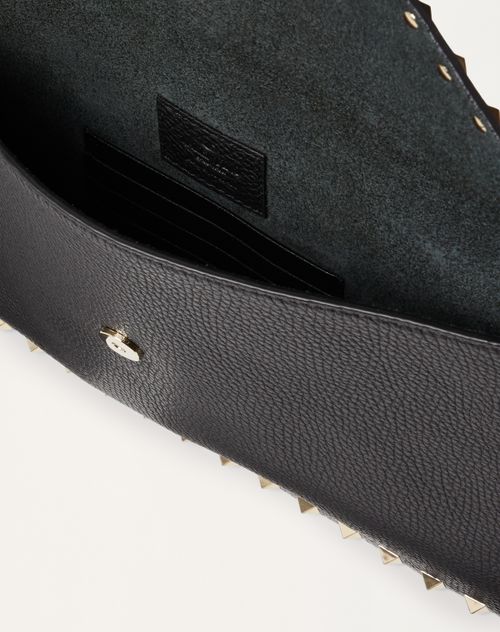 Valentino Garavani - Bolso Tipo Sobre Rockstud De Piel De Becerro Granulada - Negro - Mujer - Bolso De Mano