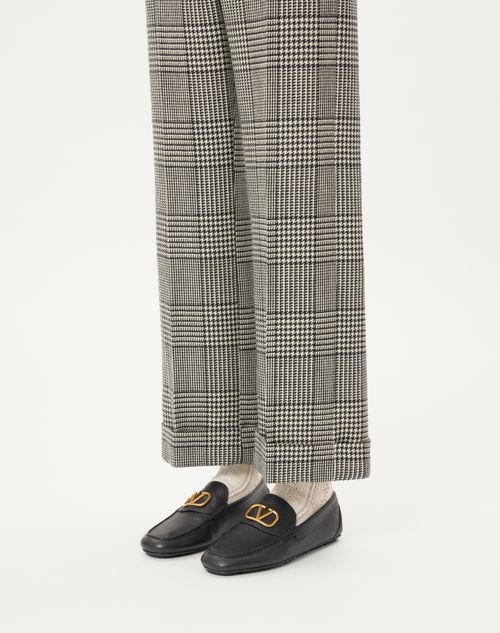Valentino Garavani - Vlogo Signature Grainy Calfskin Driving Shoe - Black - Man - Loafers And Driver
