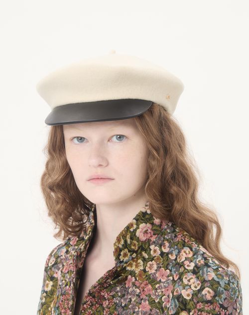 Valentino Garavani - Casquette Valentino Garavani Vlogo Signature En Laine Avec Visière En Cuir - Ivoire - Femme - Gants Et Chapeaux