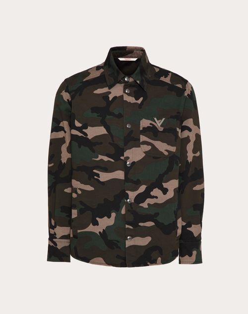 Valentino - Shirt Jacket In Cotton Gabardine With Camouflage Print And Metallic V Detail - Army Camo - Man - Outerwear