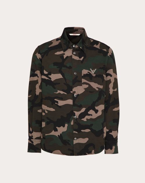 Valentino - Surchemise En Gabardine De Coton À Imprimé Camouflage Et Élément v En Métal - Camo Vert Militaire - Homme - Prêt-à-porter