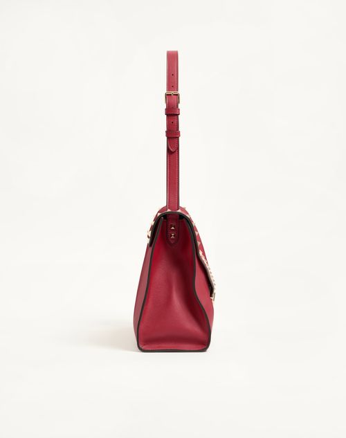 Valentino Garavani - Bolso De Hombro Mediano Valentino Garavani Rockstud Maxxing De Cuero De Becerro Liso - Rojo Oscuro - Mujer - Bolsos Shopping