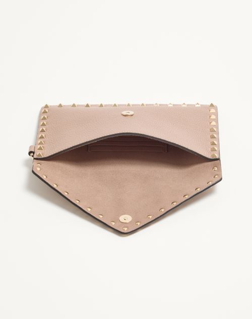Valentino Garavani - Bolso Tipo Sobre Rockstud De Piel De Becerro Granulada - Poudre - Mujer - Bolso De Mano