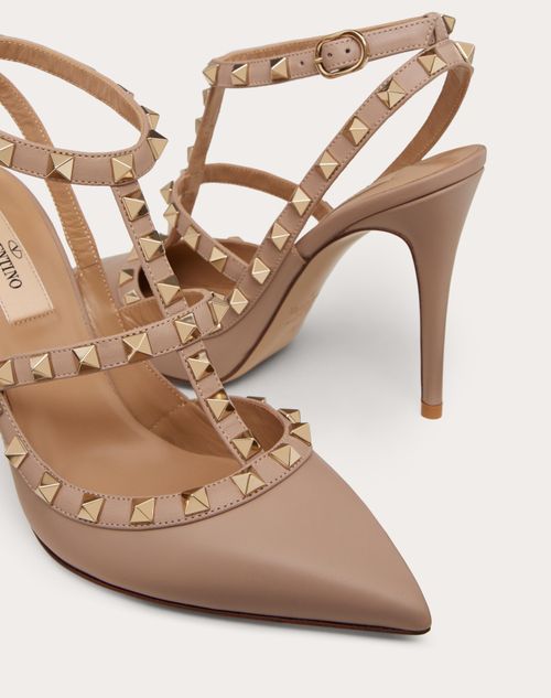 rockstud grainy calfskin ankle strap pump 100 mm