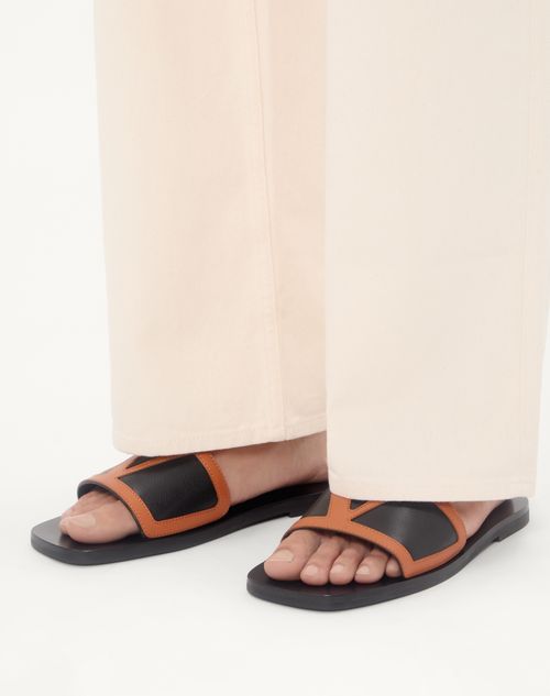 Valentino Garavani - Viva Superstar Slide Sandal In Nappa Leather - Black/roasted Pecan - Man - Sandals