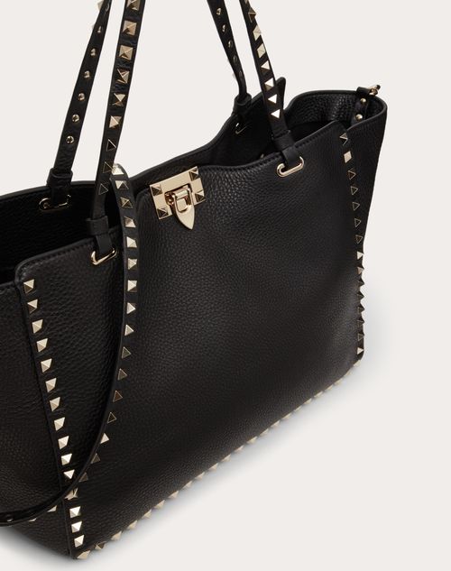 fjende Marine Spændende Medium Grainy Calfskin Rockstud Bag for Woman in Black | Valentino US