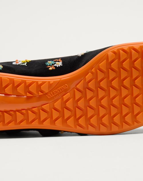 Valentino Garavani - ZAPATILLA CHROMATHON DE TERCIOPELO CON BORDADO FLORAL - Negro - Mujer - Sneakers