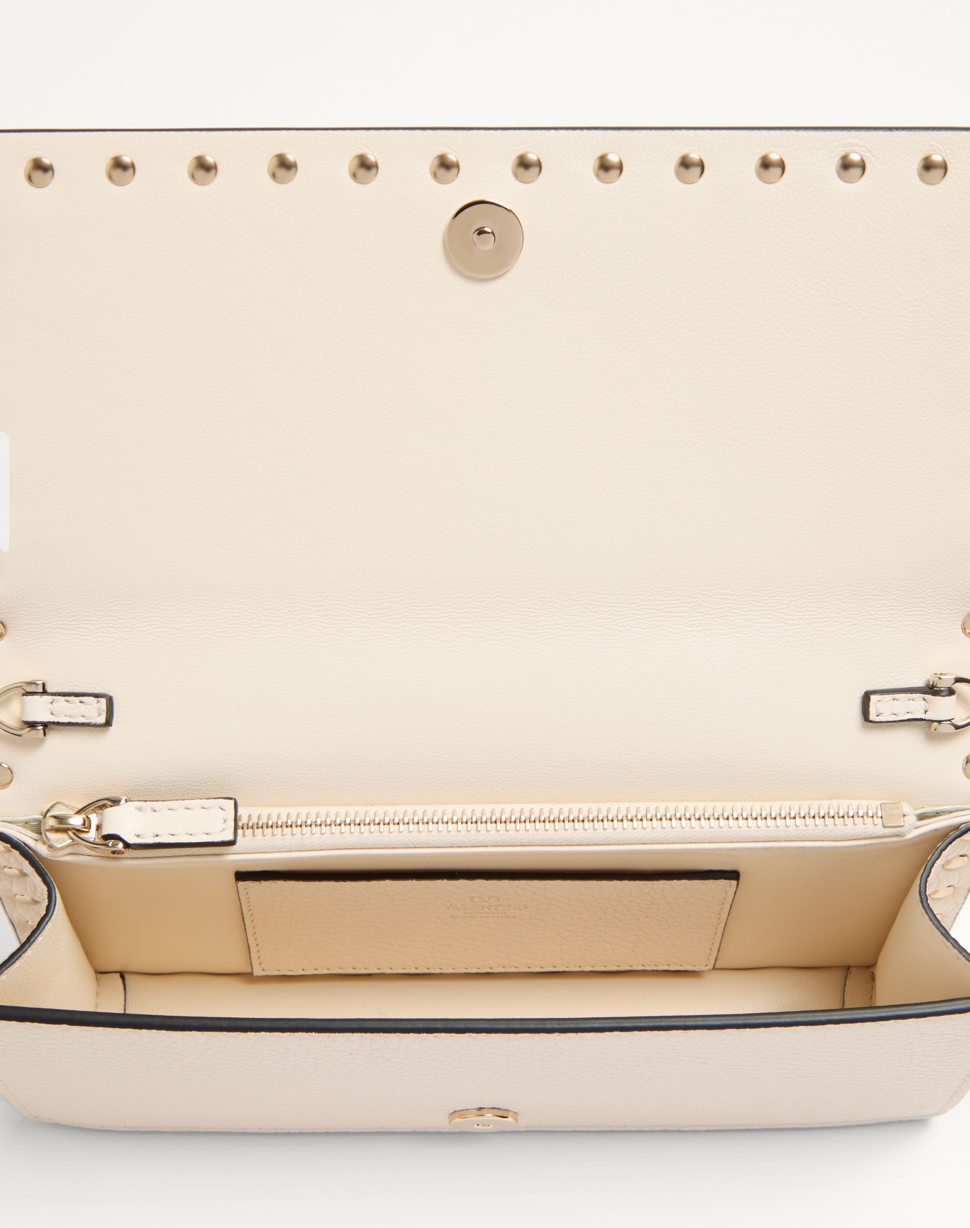 Rockstud Wallet With Chain In Grainy Calfskin?quality=80&size=35&format=auto