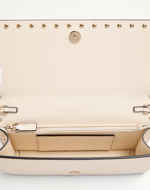 Valentino Garavani - ROCKSTUD WALLET WITH CHAIN IN GRAINY CALFSKIN - Light Ivory - Woman - Wallets And Small Leather Goods
