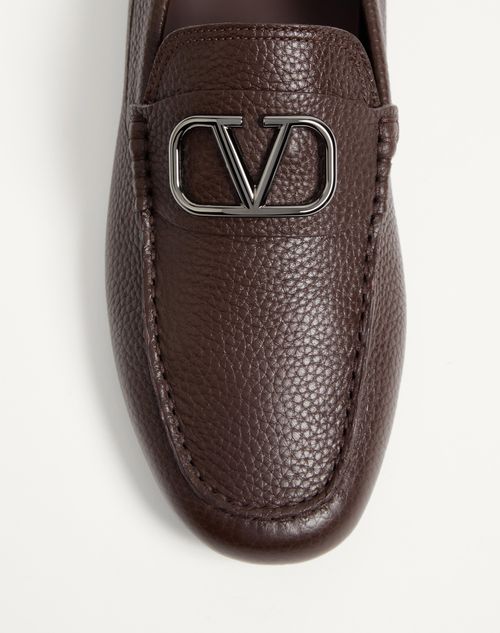 Valentino Garavani - Vlogo Signature Grainy Calfskin Driving Shoe - Fondant - Man - Loafers And Driver