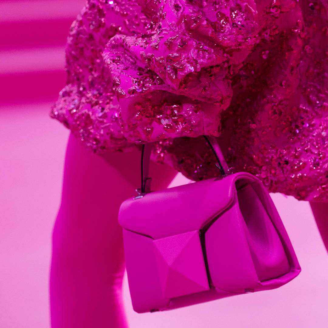 Valentino troca o vermelho clássico por deslumbrante coleção rosa pink em  Paris
