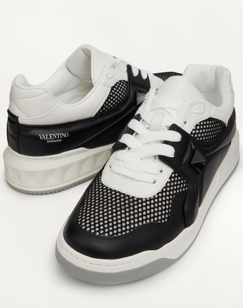  - Black/white