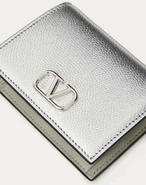 Valentino Garavani - Billetera Compacta De Cuero De Becerro Graneado Y Metalizado Con El Vlogo Signature - Plata - Mujer - Carteras Y Pequeña Marroquinería