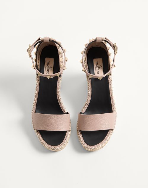 Valentino Garavani - Double Rockstud Grainy Calfskin Wedge Sandal 105 Mm - Poudre - Woman - Espadrilles And Wedges