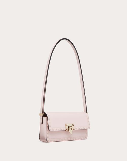 Valentino Garavani - Bolso De Hombro Rockstud23 Más Ancho Que Alto De Cuero De Becerro Liso - Rose Quartz - Mujer - Rebajas De Bolsos Y Accesorios Para Mujer