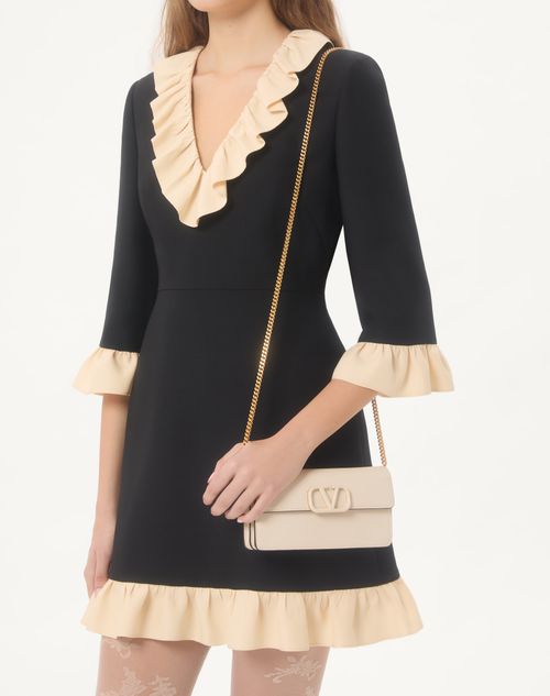 Valentino Garavani - Portafoglio Con Catena Vlogo Signature In Vitello Granato - Light Ivory - Donna - Portafogli E Piccola Pelletteria