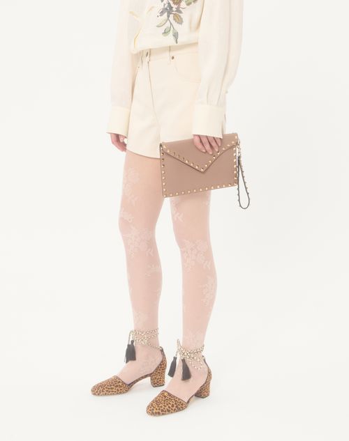 Valentino Garavani - Bolso Tipo Sobre Rockstud De Piel De Becerro Granulada - Poudre - Mujer - Bolso De Mano