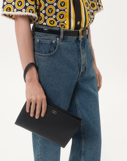 Valentino Garavani - Valentino Garavani Vlogo Signature Grainy Calfskin Pouch - Black - Man - Clutches And Pouches