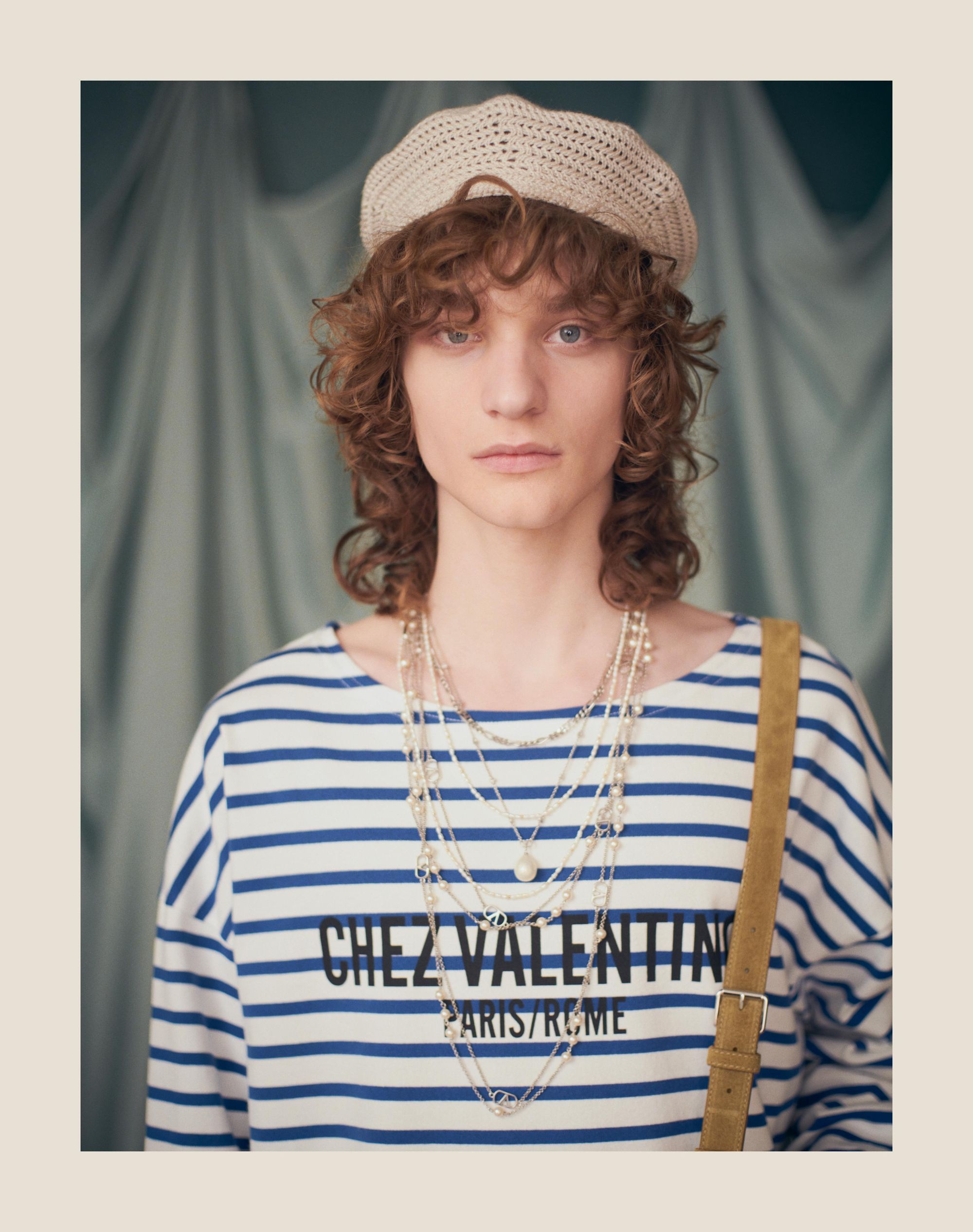 Vロゴ シグネチャー メタル X スワロフスキー®パールビーズ チョーカー for メンズ インチ ルテニウム | Valentino JP