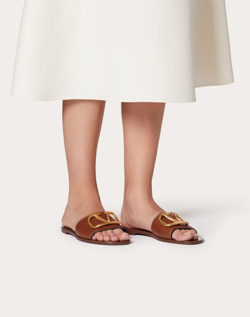 Valentino Garavani - Vlogo Signature Slide Sandal In Grainy Cowhide With Accessory - Tan - Woman - Slides And Thongs