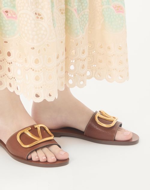 Valentino Garavani - Vlogo Signature Slide Sandal In Grainy Cowhide With Accessory - Tan - Woman - Shoes