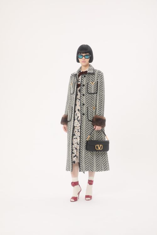 Valentino Garavani - Valentino Garavani Locò Calfskin Shoulder Bag - Black - Woman - Shoulder Bags