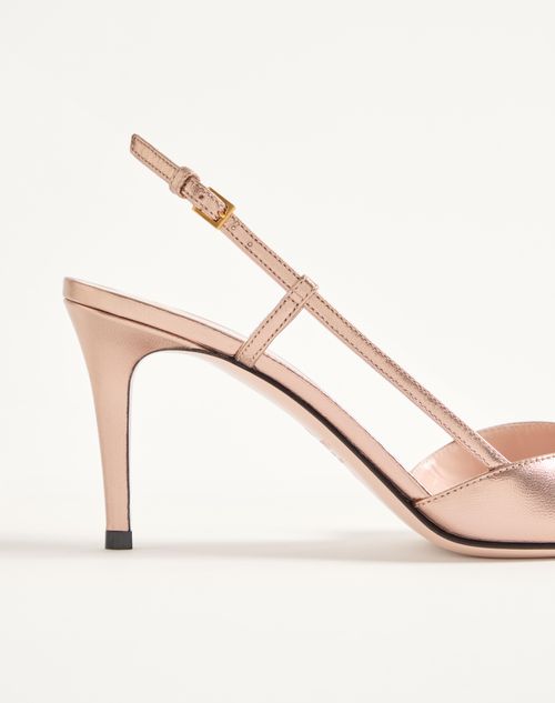 Valentino Garavani - Zapato De Cuero Napa Laminado Con Correa Trasera, Vlogo Signature Y Tacón De 80 mm - Rose Cannelle/cristal - Mujer - Salones