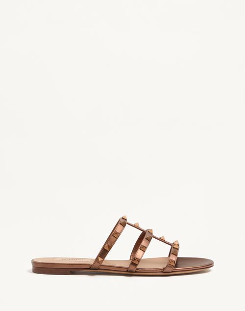 Valentino Garavani - Flache Slider-sandalen Rockstud Aus Laminiertem Nappaleder - Bronze - Frau - Pantoletten Und Zehentrenner