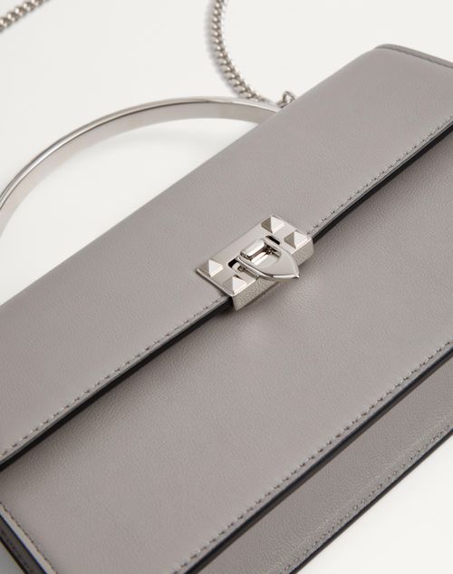 VALENTINO GARAVAN ロックスタッド ミニ ハンドバッグ 関税無料 ロックスタッズ グレインカーフスキン ミニ クロスボディバッグ