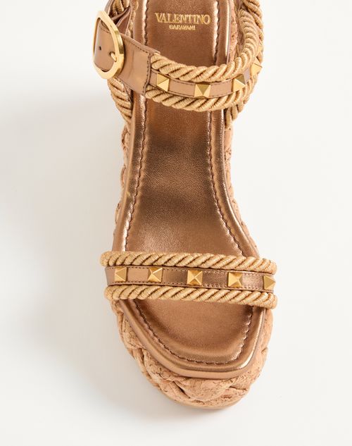 Valentino Garavani - Rockstud Wedge Sandal In Laminated Calfskin 100mm - Gold - Woman - Espadrilles And Wedges