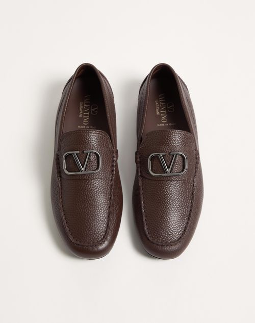 Valentino Garavani - Vlogo Signature Grainy Calfskin Driving Shoe - Fondant - Man - Loafers And Driver