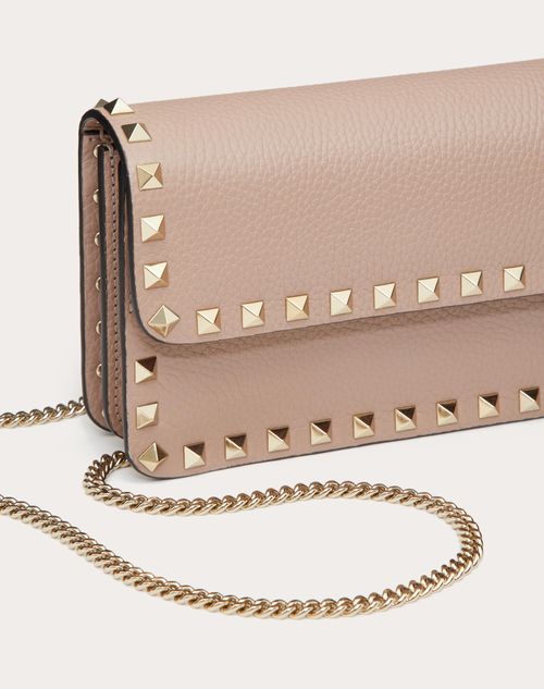Rockstud Grainy Calfskin Chain Pouch for Woman in Poudre | US