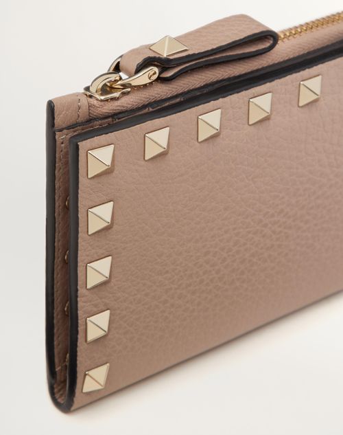 Valentino Garavani - Porte-cartes Rockstud Zippé En Cuir De Veau Grainé - Poudre - Femme - Portefeuilles Et Petite Maroquinerie