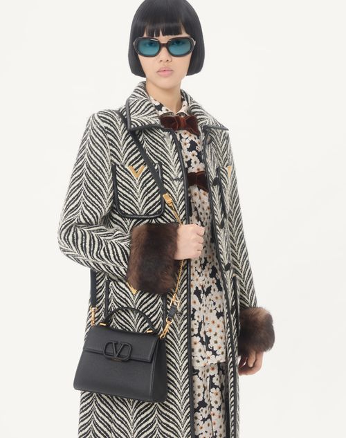 Valentino Garavani - Vスリング グレインカーフスキン スモール ハンドバッグ - ブラック - ウィメンズ - トップハンドルバッグ