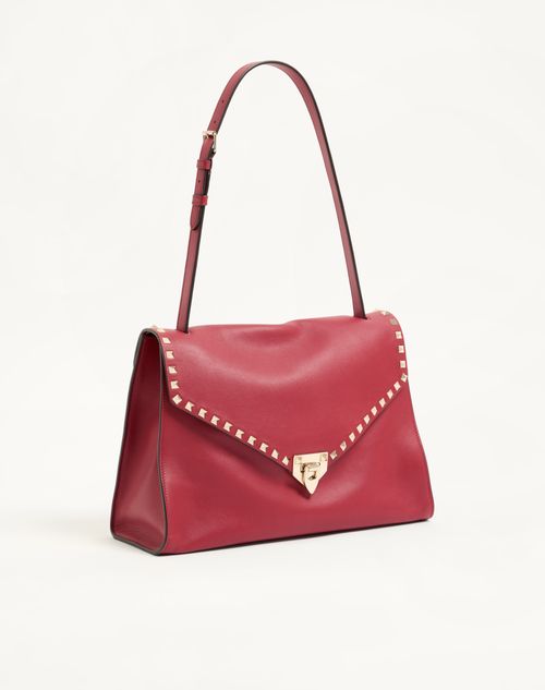 Valentino Garavani - Bolso De Hombro Mediano Valentino Garavani Rockstud Maxxing De Cuero De Becerro Liso - Rojo Oscuro - Mujer - Bolsos Shopping