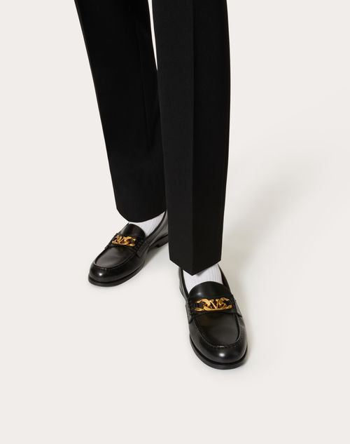 Framework Grudge kedelig Vlogo Chain Calfskin Loafer for Man in Black | Valentino US