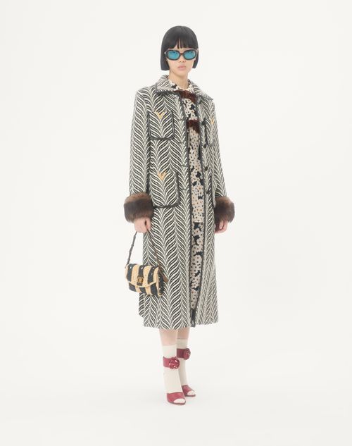 Valentino Garavani - Valentino Garavani Devain Small Shoulder Bag In Raffia With Wave Pattern - Natural/black - Woman - Shoulder Bags