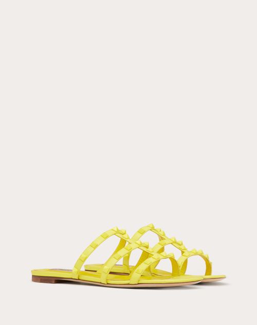 Valentino Garavani - Sandalia Sin Talón Rockstud De Cuero De Becerro Con Tachuelas Tono Sobre Tono - Amarillo - Mujer - Rebajas Para Mujer
