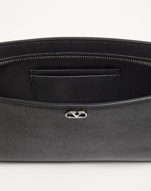 Valentino Garavani - VALENTINO GARAVANI VLOGO SIGNATURE POCHETTE AUS GENARBTEM KALBSLEDER  - Schwarz - Mann - Clutches Und Pochetten
