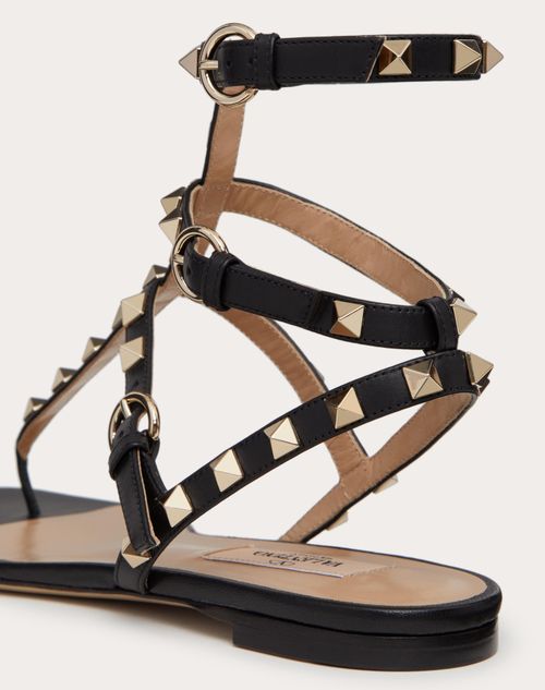 skyskraber te fest Rockstud Calfskin Flat Flip-flop Sandal for Woman in Black | Valentino US