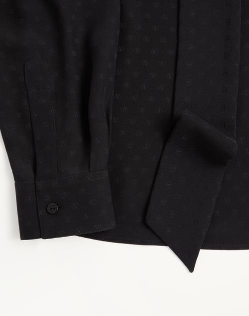 Valentino - Chemise Valentino En Crêpe De Chine De Soie Avec Foulard À L'encolure Et Jacquard Vlogo Signature Façon All-over - Noir - Homme - Chemisiers