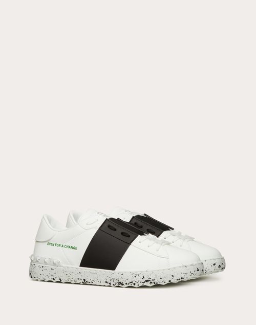 beundring lave et eksperiment Indrømme Open For A Change Sneaker In Bio-based Material for Man in White/ Black |  Valentino US