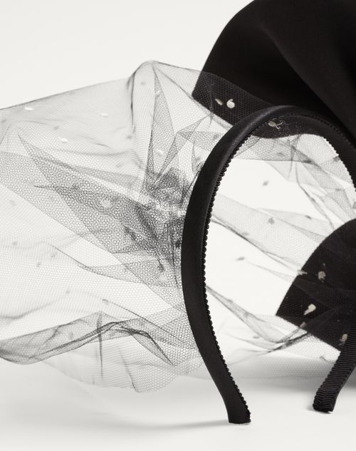 Valentino Garavani - Vロゴ シグネチャー シルク X ポワンデスプリチュール リボン & ベール ヘッドバンド - ブラック/アイボリー - ウィメンズ - ヘアーアクセサリー