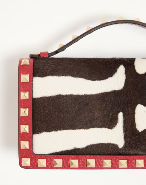 Valentino Garavani - Rockstud Wallet With Chain In Pony-effect Calfskin - White/marrone/red - Woman - Clutches