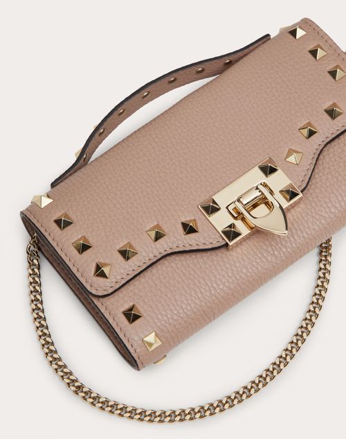 Valentino Garavani - Rockstud Grainy Calfskin Wallet With Chain Strap - Poudre - Woman - Wallets And Small Leather Goods