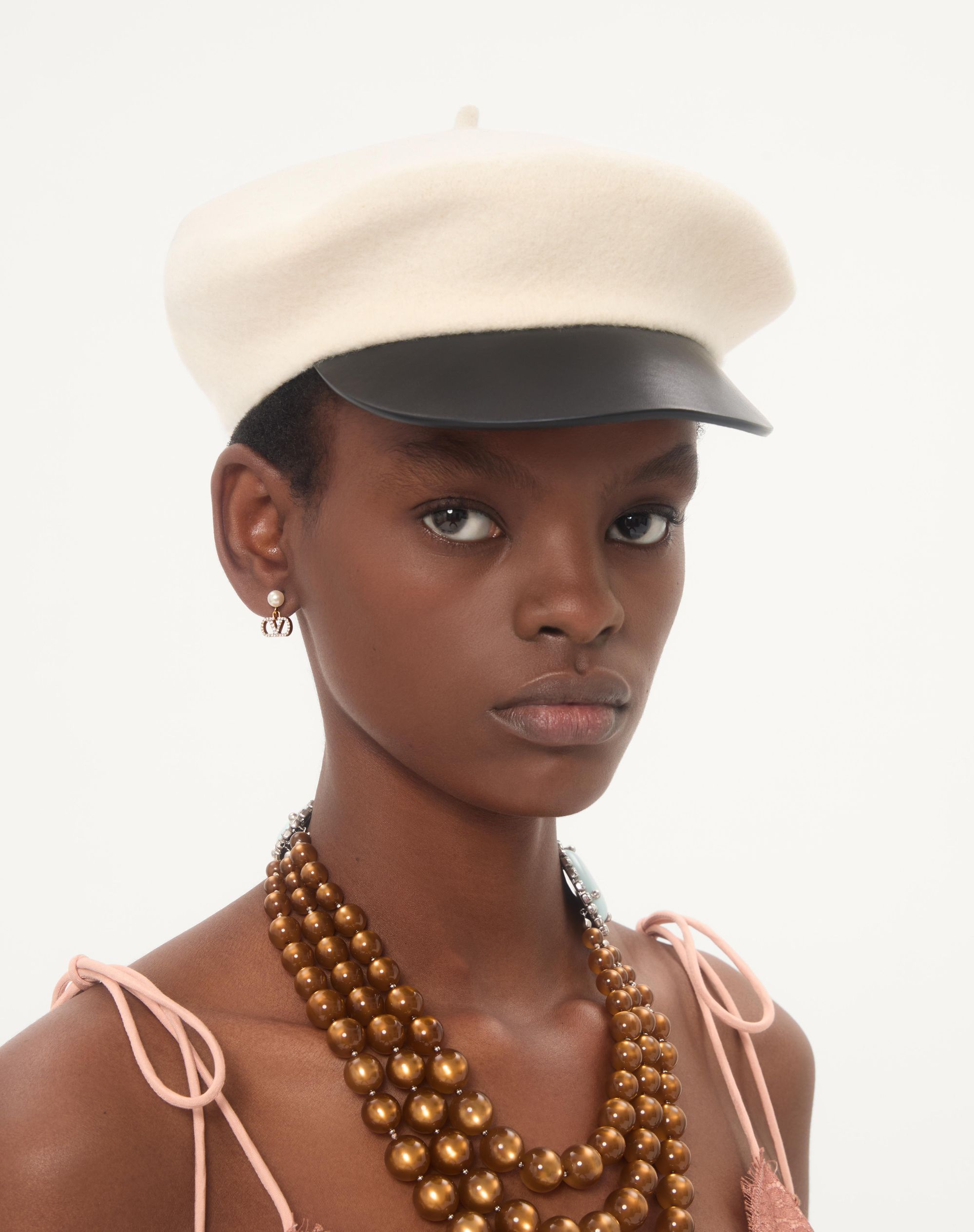 Vロゴ シグネチャー メタル X パール X スワロフスキー® クリスタル