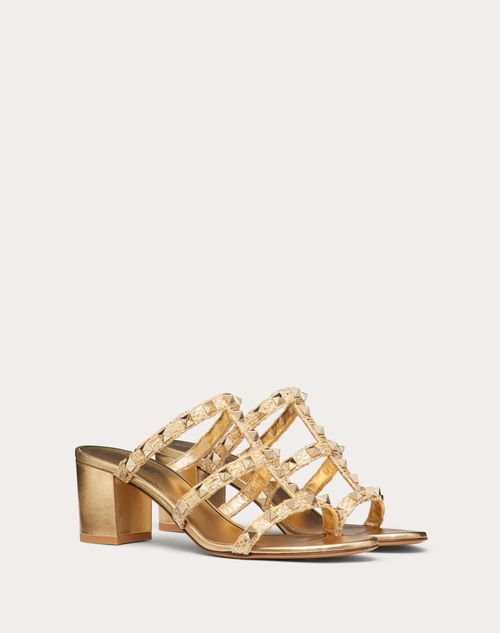 Valentino Garavani - Sandalia Sin Talón Rockstud De Rafia Con Tacón De 60 mm - Oro - Mujer - Rockstud Sandals - Shoes